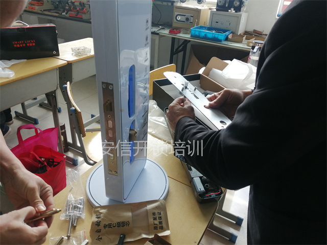 正規開鎖修鎖培訓班練習智能鎖安裝培訓